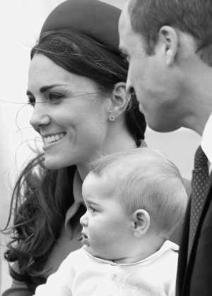 Kate Middleton e o Príncipe William desembarcam no aeroporto de Wellington, na Nova Zelândia, com o filho, o Príncipe George