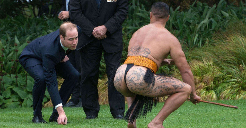 7.abr.2014 - Príncipe William pega o dardo de um guerreiro Maori durante recepção de boas vindas no palácio do Governo em Wellington, na Nova Zelândia