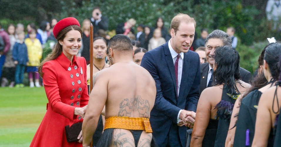 7.abr.2014 - Sorridente, Kate Middleton cumprimenta um homem Maori durante recepção de boas vindas no palácio do Governo em Wellington, na Nova Zelândia