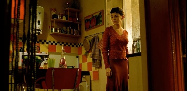 Em "O Fabuloso Destino de Amélie Poulain", o vermelho aparece no mobiliário, nas cerâmicas e em alguns objetos da cozinha da protagonista. A combinação tem ar retrô e, atualmente, tem sido resgatada  - Divulgação