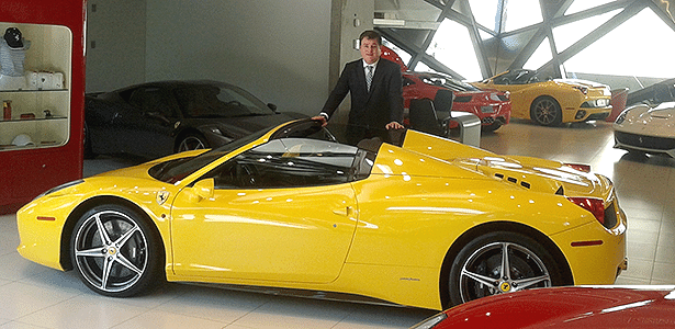 Vendedor de Ferrari na Via Itália - Leonardo Felix/UOL - Leonardo Felix/UOL