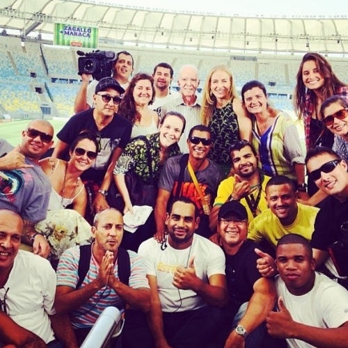 08.abr.2014- Angélica posa com Zagallo e equipe do "Estrelas" no Maracanã: "Parte da nossa equipe 'estelar' hoje no Maraca...e com este técnico ganhamos na certa", escreveu a apresentadora no Instagram