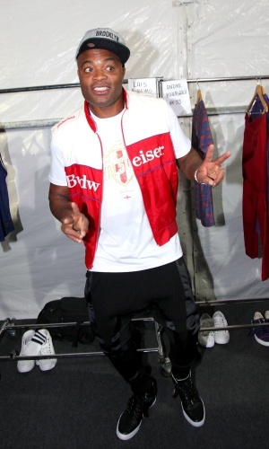 8.abr.2013 - Anderson Silva se divertiu no backstage da grife  Ausländer. O lutador desfila pela marca no Fashion Rio