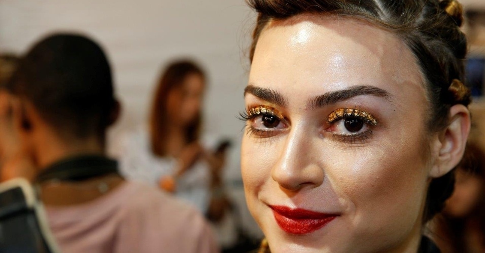 8.abr.2013 - Thaila Ayala é maquiada no backstage da grife  Ausländer. A atriz desfila pela marca no Fashion Rio