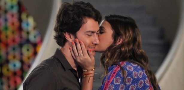 "Em Família", Luiza dá beijo no rosto de Laerte após ganhar flauta de presente