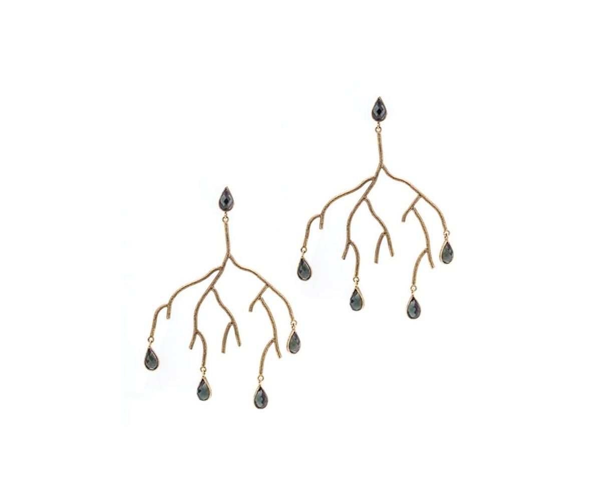 Brinco de metal banhado a ouro velho, com contas de vidro; R$ 458, do Ateliê Eleonora Hsiung (www.eleonorahsiung.com.br). Preço pesquisado em abril de 2014 e sujeito a alterações. - Divulgação