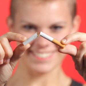 90% das pessoas pesquisadas dizem ter começado a fumar antes dos 19 anos - Getty Images