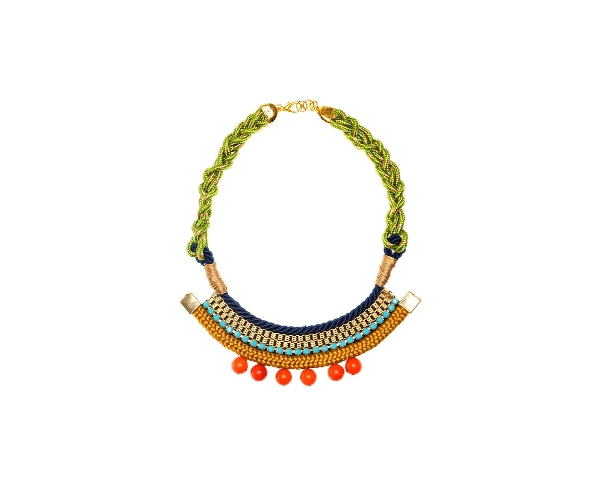 Colar de cordas coloridas com corrente dourada e strass; R$ 285, da Flavia Baldi  (www.flaviabaldi.com.br). Preço pesquisado em abril de 2014 e sujeito a alterações. - Divulgação