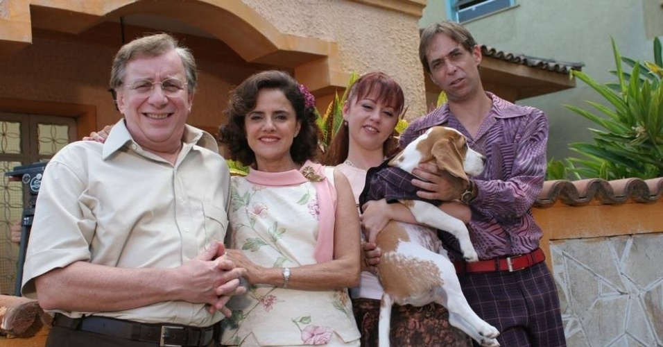 Lineu (Marco Nanini), Nenê (Marieta Severo), Bebel (Guta Stresser) e Agostinho (Pedro Cardoso) em cena de "A Grande Família" (2005)