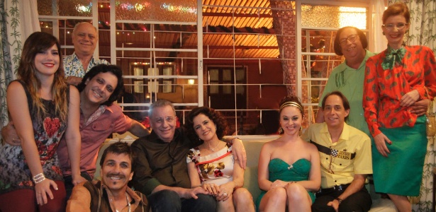 Paulão (Evandro Mesquita), Gina (Natália Lage), Tuco (Lúcio Mauro Filho), Mendonça (Tonico Pereira), Lineu (Marco Nanini), Nenê (Marieta Severo),  Bebel (Guta Stresser), Agostinho (Pedro Cardoso), Beiçola (Marcos Oliveira) em "A Grande Família"  (2011) - Divulgação/TV Globo - Divulgação/TV Globo