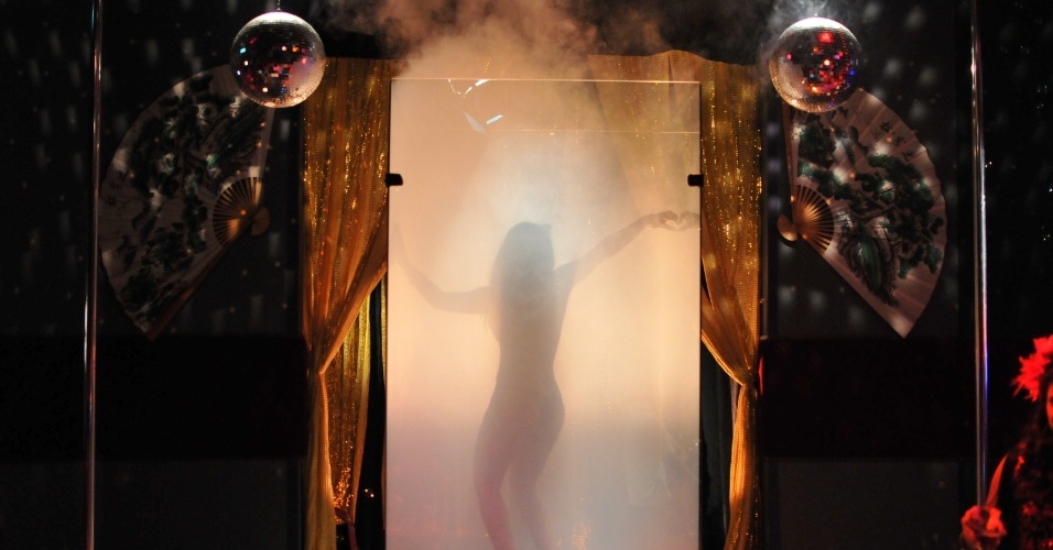 09.abr.2014- Carla Cabral grava cenas provocantes da sua personagem Laura, de "Pecado Mortal", da Record, fazendo striptease