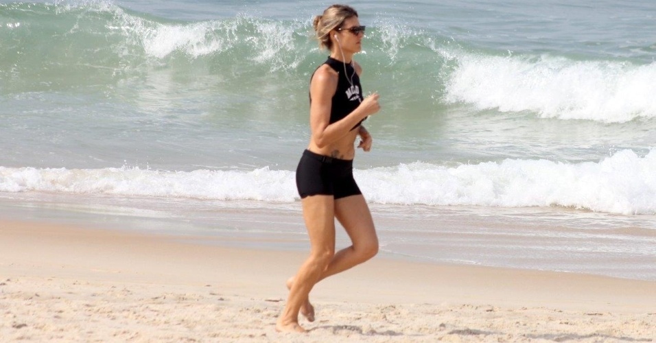09.abr.2014- Fernanda Lima aproveita momento de folga e se exercita nas areias da praia do Leblon, no Rio de Janeiro