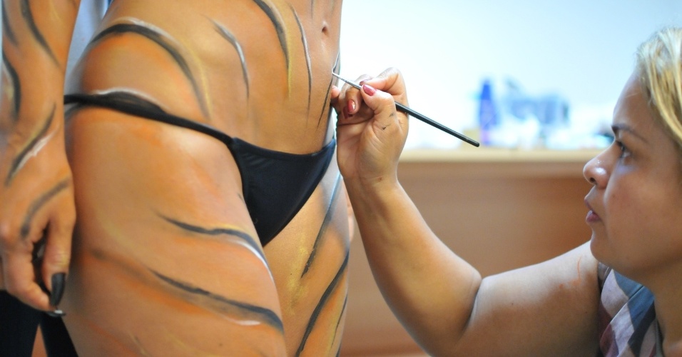 09.abr.2014- Para a cena, Carla Cabral teve o corpo todo pintado, um trabalho que durou cerca de três horas
