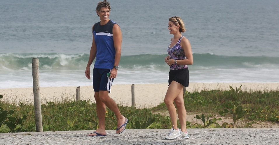 9.abr.2014 - Bianca Rinaldi e Reynaldo Gianecchini gravam a novela "Em Família" na orla da praia, no Recreio dos Bandeirantes, Zona Oeste do Rio de Janeiro