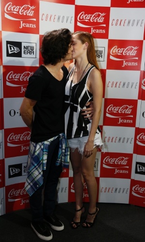 9.abr.2014 - Fiuk beijou Sophia Abrahão no backstage da Coca-Cola Jeans, no Fashion Rio