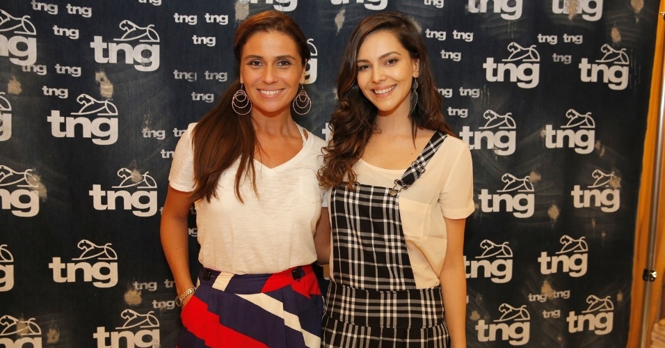 9.abr.2014 - Giovanna Antonelli e Tainá Mueller fizeram prova de roupa para o desfile da TNG que acontece nesta quinta (10), no Fashion Rio