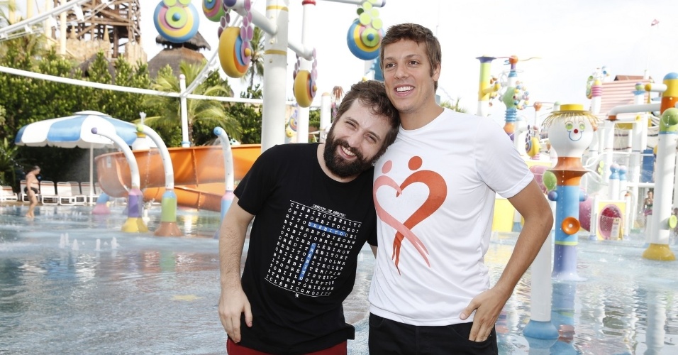 9.abr.2014 - Gregório Duvivier e Fábio Porchat celebraram o sucesso do canal Porta dos Fundos em confraternização realizada em um parque aquático Em Fortaleza. O canal de vídeos acaba de lançar sua primeira série, "Viral", que aborda a Aids