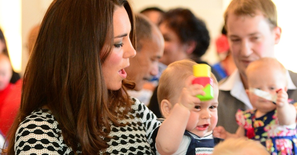9.abr.2014 - Kate Middleton brinca com o filho, Príncipe George, durante visita ao Palácio do Governo da Nova Zelândia, onde ela e o Príncipe William se reuniram com um grupo de pais e uma ONG que promove cuidados para crianças. Essa é a primeira viagem oficial do herdeiro de oito meses