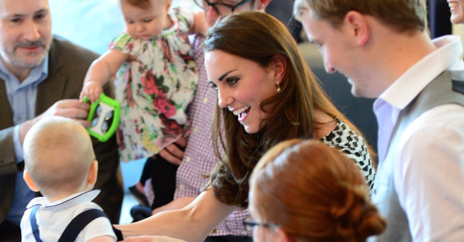9.abr.2014 - Kate Middleton brinca com o filho, Príncipe George, durante visita ao Palácio do Governo da Nova Zelândia, onde ela e o Príncipe William se reuniram com um grupo de pais e uma ONG que promove cuidados para crianças. Essa é a primeira viagem oficial do herdeiro de oito meses