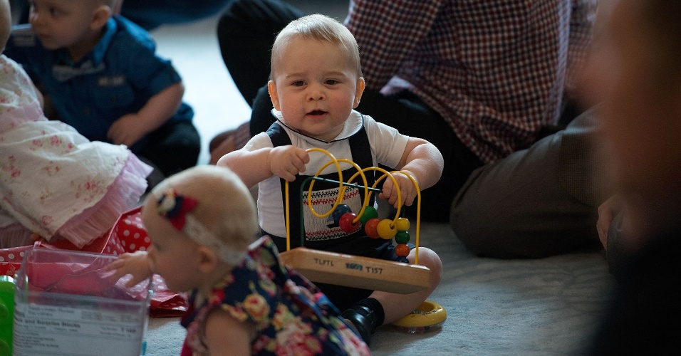 9.abr.2014 - O Príncipe George, filho de Kate Middleton e do Príncipe William, se diverte com brinquedos durante visita dos seus pais, ao Palácio do Governo da Nova Zelândia, onde eles se reuniram com um grupo de pais e uma ONG que promove cuidados para crianças. Essa é a primeira viagem oficial do herdeiro de oito meses