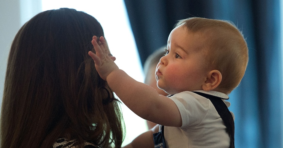 9.abr.2014 - Príncipe George brinca com o cabelo da mãe Kate Middleton durante visita dela e do Príncipe William ao Palácio do Governo da Nova Zelândia, onde os Duques de Cambridge se reuniram com um grupo de pais e uma ONG que promove cuidados para crianças. Essa é a primeira viagem oficial do herdeiro de oito meses