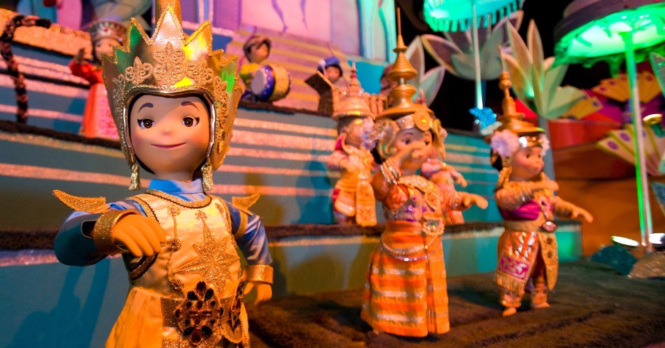 Cenário da Ásia na atração "it's a Small World" da Disneyland, na Califórnia; cada um dos bonecos animatrônicos da atração conta com, ao menos, duas roupas iguais