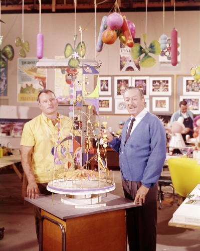 Em foto de 1964, Walt Disney mostra detalhe do "It's a Small World" no episódio "Disneyland Goes to the World's Fair" da série "The Wonderful World of Color"
