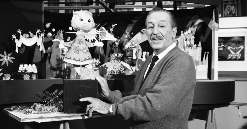 Em foto de 1964, Walt Disney mostra detalhe do "It's a Small World" no episódio "Disneyland Goes to the World's Fair" da série "The Wonderful World of Color"