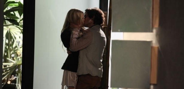 Em "Geração Brasil", Megan (Isabelle Drummond) e Alex (Fiuk) se beijam
