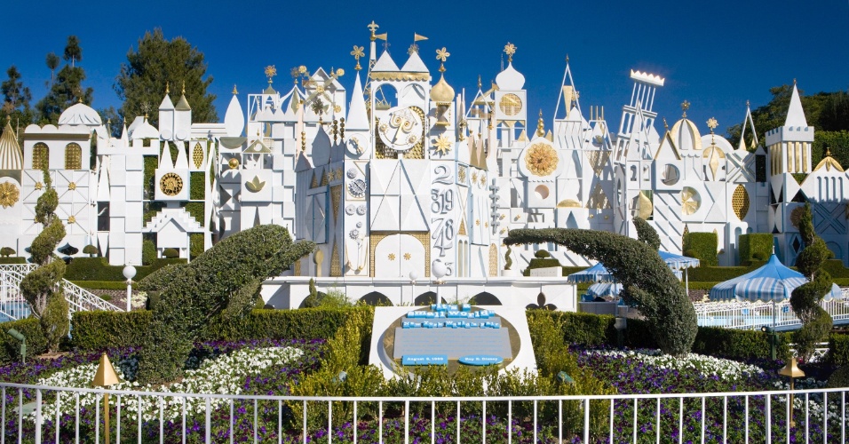 Fachada do "It's a Small World" na Disneyland, na Califórnia; a atração pode ser encontrada nos cinco parques da Disney, em três continentes