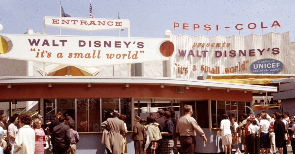 Foto de 1964 mostra a entrada do "It's a Small World" durante a Feira Mundial de Nova York; mais de dez milhões de visitantes se divertiram na atração até 1965