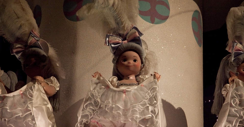 Os bonecos usados no "It's a Small World" foram criados pela diretora de arte Mary Blair, que ganhou postumamente uma homenagem da empresa, sendo considerada uma "Disney Legend"