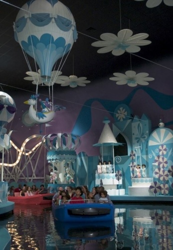 Os muitos detalhes da atração "It's a Small World" não estão apenas no nível dos olhos: balões, aviões e outros itens também podem ser vistos no "teto" da estrutura