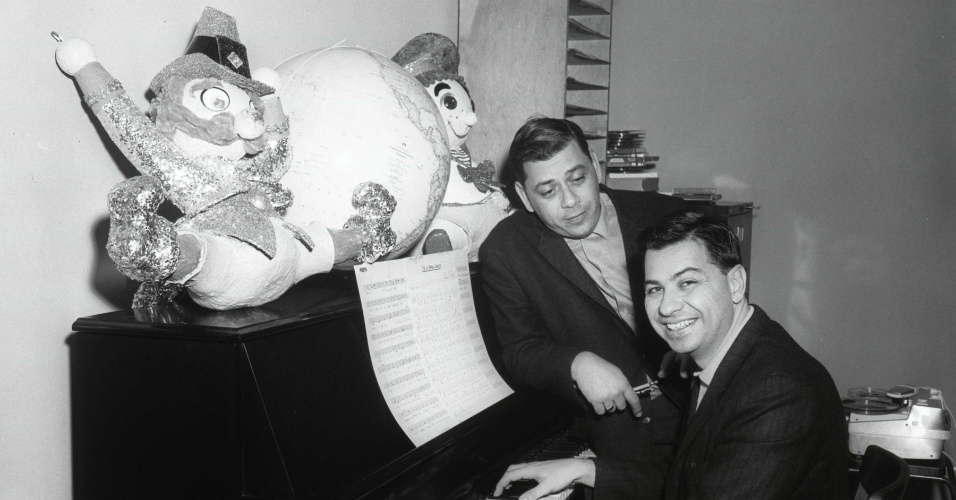 Richard Sherman (à direita) e Robert Sherman, que ganharam  Oscars® por "Mary Poppins", compuseram a música-tema da atração (foto de 1964)