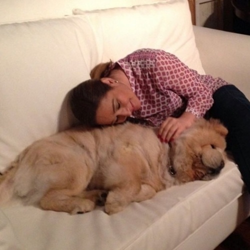 Sônia Abrão também compartilha com seus seguidores momentos íntimos. Na foto, ela posa com seu cachorro