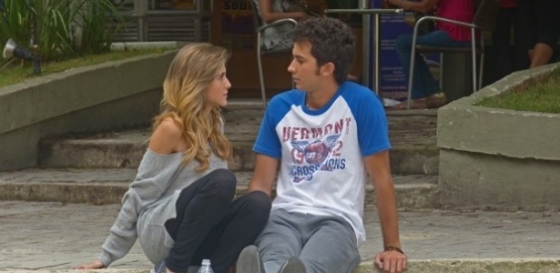 Em "Malhação", Sofia pressiona Ben a assumir namoro com ela