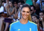 Fernanda Lima desfile com uniforme que será usado por voluntários na Copa - Foto Rio News