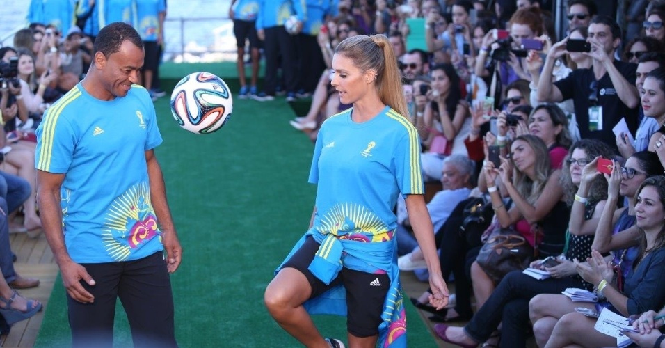 10.abr.2014 - Fernanda Lima participou do desfile "Voluntários da Fifa", no Fashion Rio. O desfile mostrou os uniformes que serão usados pelos voluntários da Fifa durante os jogos da Copa do Mundo