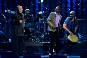 O músico Peter Gabriel, que se apresenta nas celebrações de 25 anos da queda do Muro de Berlim - AFP