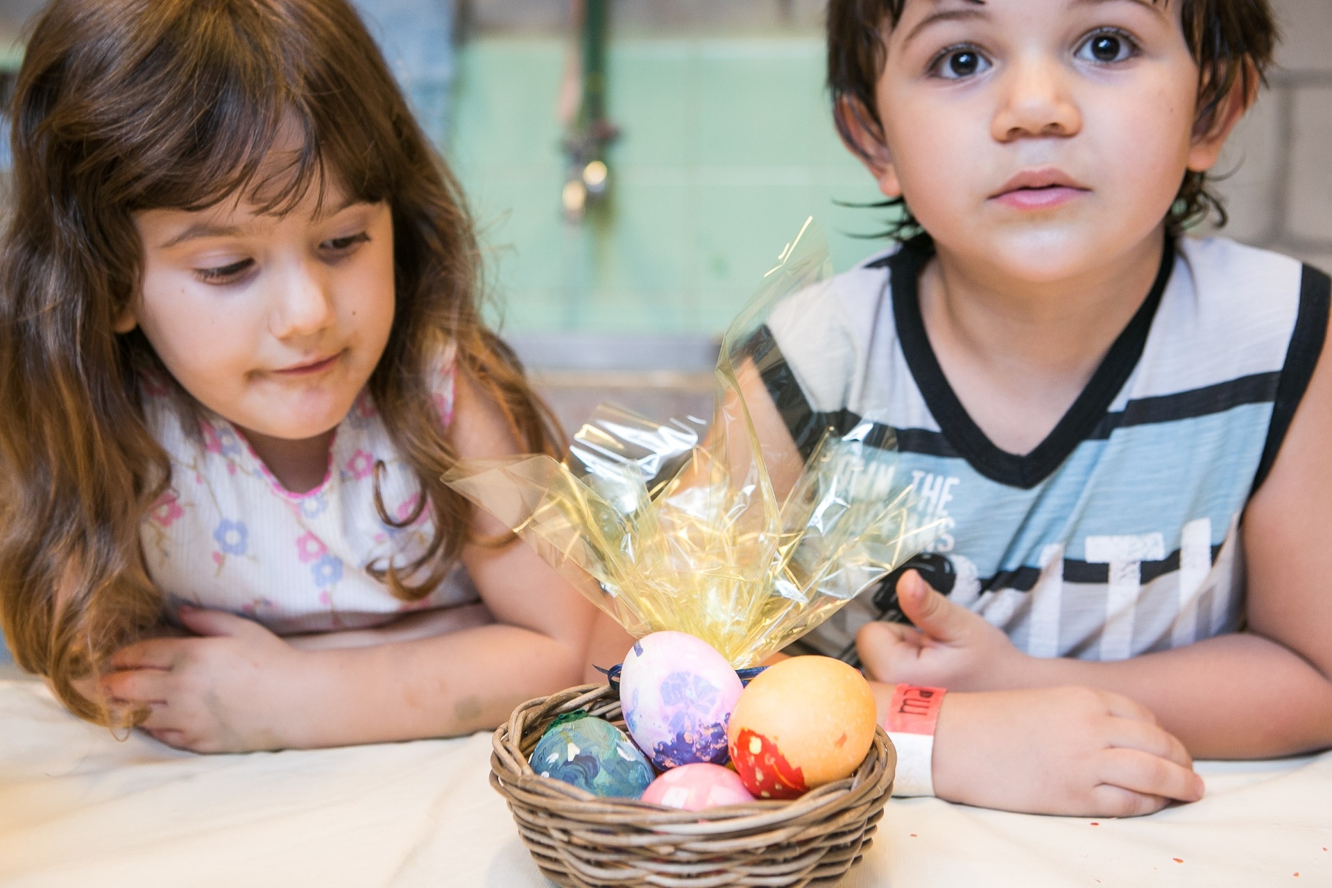 Para a Páscoa de 2014, que acontece no dia 20 de abril, o UOL vai ensinar, passo a passo, uma forma diferente de presentear e entreter as crianças: pintando e recheando ovos de galinha. Confira a seguir três técnicas de pintura e duas possibilidades de recheio - Rodrigo Capote/UOL