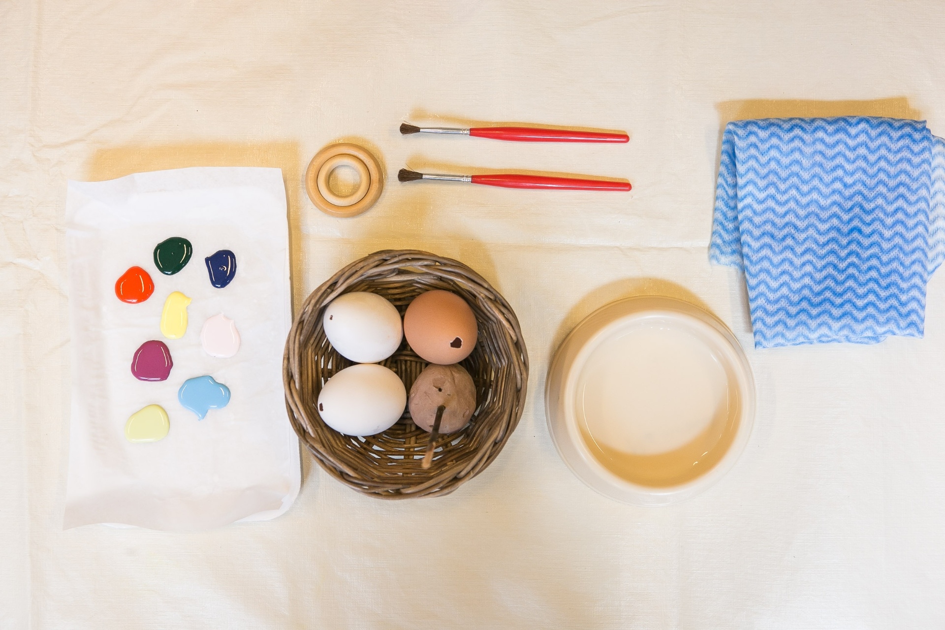 PINTURA COM TINTA ACRÍLICA - Matriais: ovo; pincel; pano; tinta e massinha de modelar com palito de churrasco (sem a ponta) espetado ou argola de cortina para servir de apoio - Rodrigo Capote/UOL