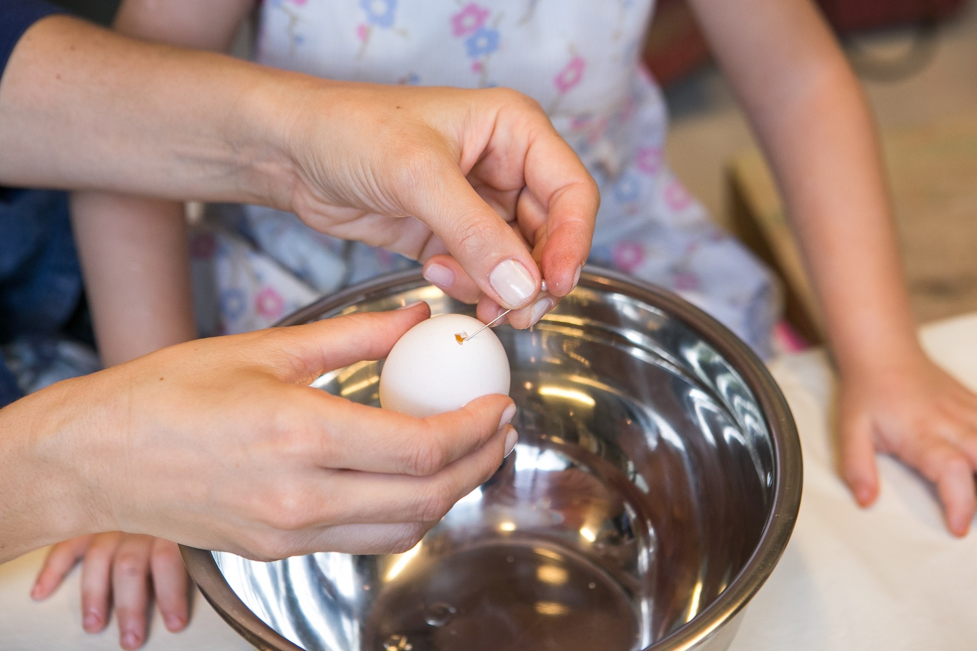 Use o alfinete para, cuidadosamente, fazer um pequeno furinho em cada um dos lados do ovo que será pintado e recheado para a Páscoa - Rodrigo Capote/UOL
