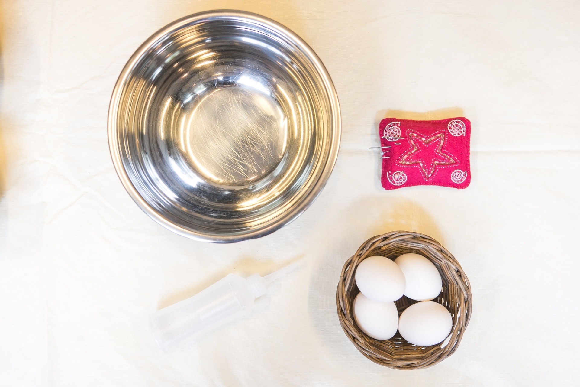 Para o primeiro passo -limpar e lavar o ovo que será pintado e rechado para a Páscoa-, você vai precisar de: ovos; um recipiente vazio; alfinete e bisnaga de plástico - Rodrigo Capote/UOL