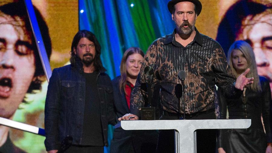 Krist Novoselic, ex-baixista do Nirvana, discursa após receber troféu em homenagem à sua extinta banda na cerimônia de nomeação ao Hall da Fama do Rock  - Lucas Jackson/Reuters