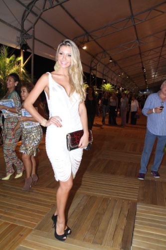 11.abr.2014 - A ex-BBB Tatiele Polyana marca presença no último dia de Fashion Rio