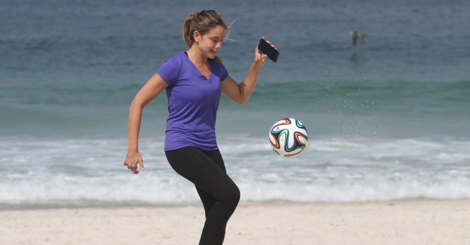 11.abr.2014 - Fernanda Gentil joga bola durante gravação na praia da Barra da Tijuca, no Rio de Janeiro. A jornalista atualmente está no ar com o programa "Rumo à Copa", da Globo