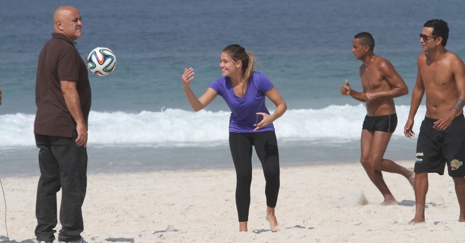 11.abr.2014 - Fernanda Gentil joga bola durante gravação na praia da Barra da Tijuca, no Rio de Janeiro. A jornalista atualmente está no ar com o programa "Rumo à Copa", da Globo