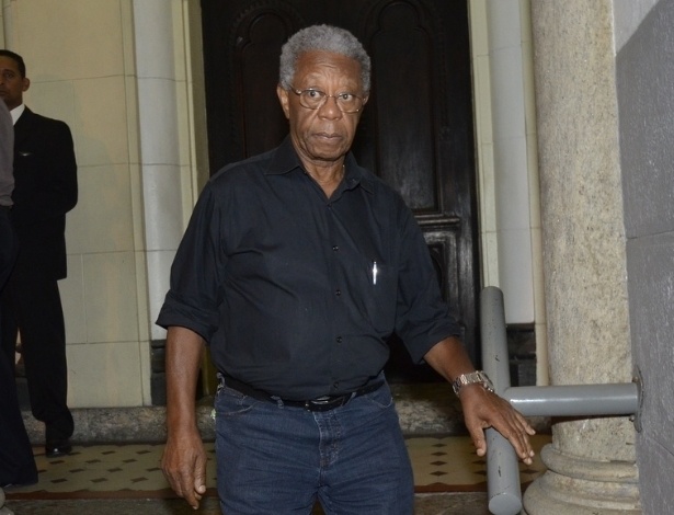 11.abr.2014 - Milton Gonçalves foi à missa de sétimo dia de José Wilker, no Rio de Janeiro