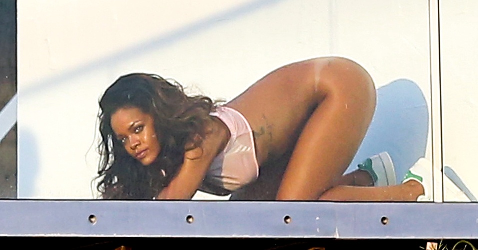 8.abr.2014 - Sem calcinha e com o bumbum à mostra, Rihanna posa para ensaio sensual. A cantora fez as fotos na sacada de um prédio em Hollywood, na Califórnia, e exibiu cabelos mais longos