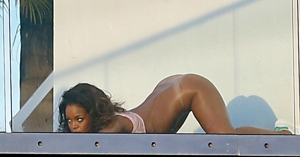 8.abr.2014 - Sem calcinha e com o bumbum à mostra, Rihanna posa para ensaio sensual. A cantora fez as fotos na sacada de um prédio em Hollywood, na Califórnia, e exibiu cabelos mais longos